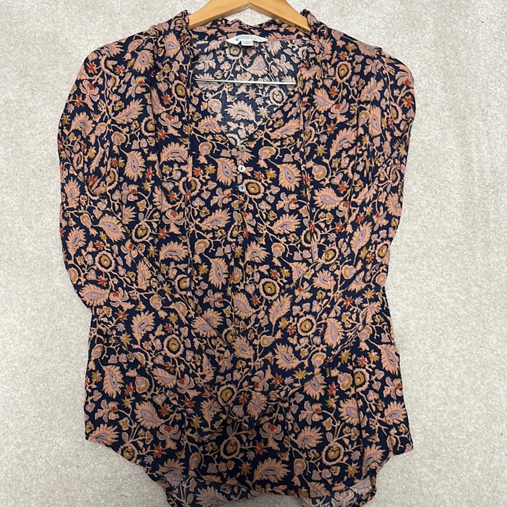 Market spruce v top with pearl buttons